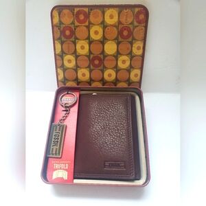 NWT!! Y2K Fossil Brown Leather Wallet and Keychain Set!!